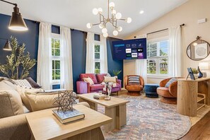 Smart-TV, Kamin, Bücher