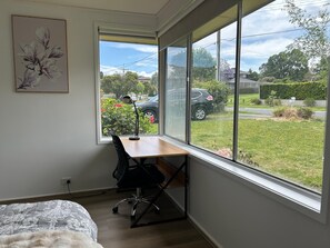 Iron/ironing board, Internet, bed sheets - Charming cottage-style B&B in the heart of Monash (Notting Hill)