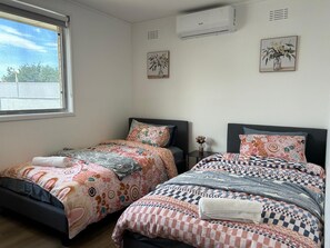 Iron/ironing board, Internet, bed sheets