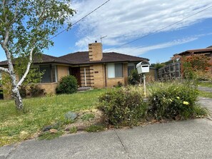 Exterior - Charming cottage-style B&B in the heart of Monash (Notting Hill)