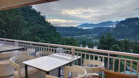 Restaurante al aire libre. The Whispering Winds Resort