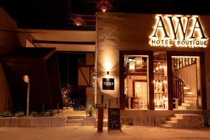 Un hôtel de charme avec une enseigne indiquant « AWA HOTEL BOUTIQUE » et une plus petite enseigne pour « TERRA MOLINA ».