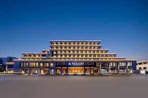 A multi-story hotel with a modern design, featuring a prominent entrance and a series of balconies. - Jingdezhen Grand Skylight Hotel (Jingdezhen)