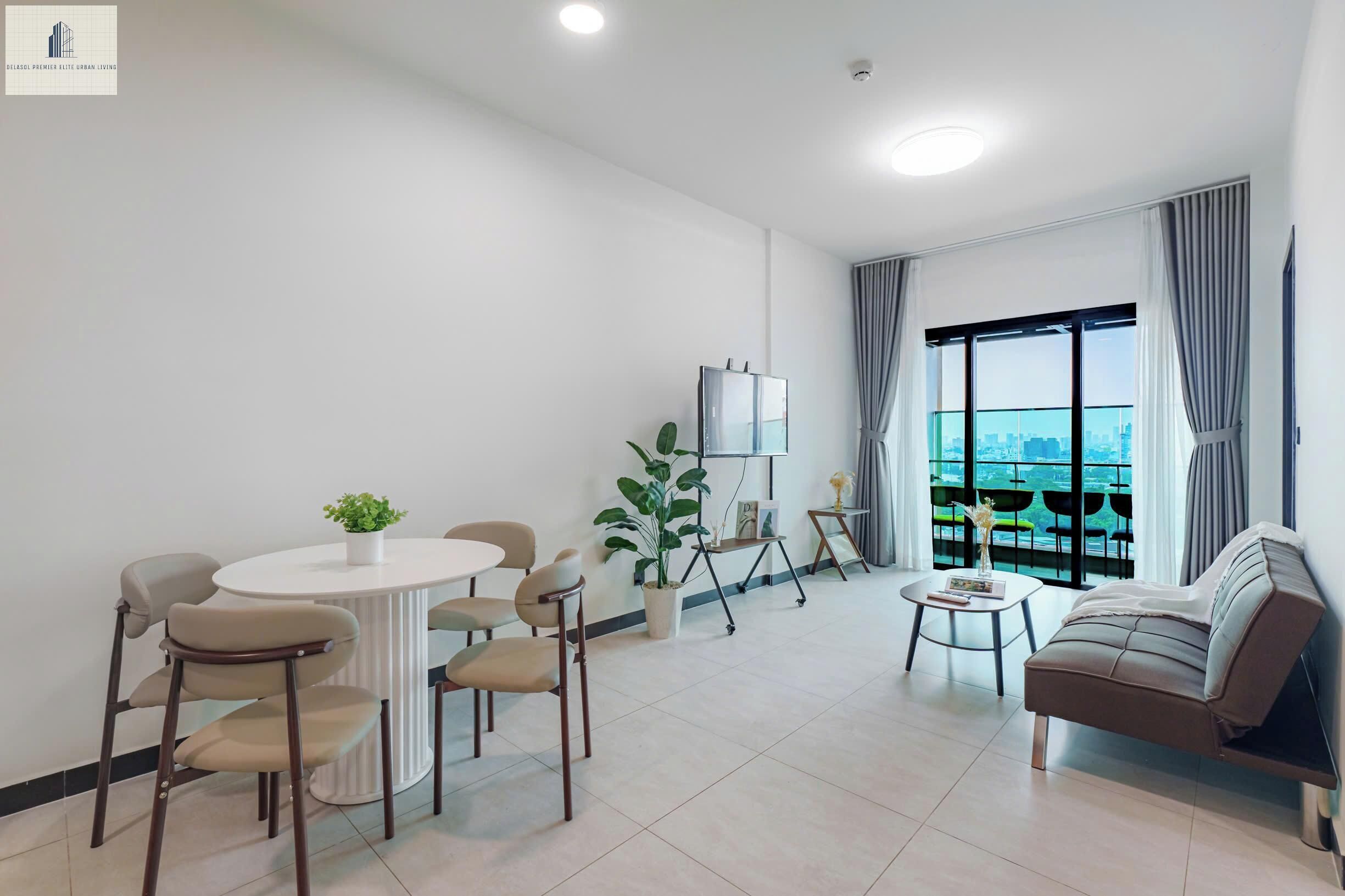 Căn hộ Deluxe, 2 phòng ngủ, không hút thuốc, quang cảnh thành phố | Khu phòng khách | TV màn hình phẳng 24-inch có truyền hình cáp 