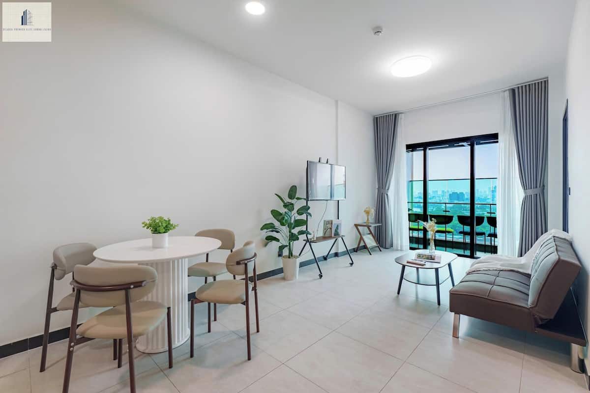 Deluxe Apartment, 2 Bedrooms, Non Smoking, City View | Living area | 24-inch flat-screen TV with cable channels