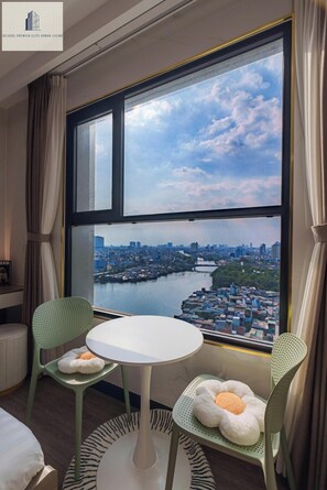 Phòng Deluxe, 1 giường cỡ queen, không hút thuốc, quang cảnh thành phố | Bộ đồ giường cao cấp, bàn, màn/rèm cản sáng 