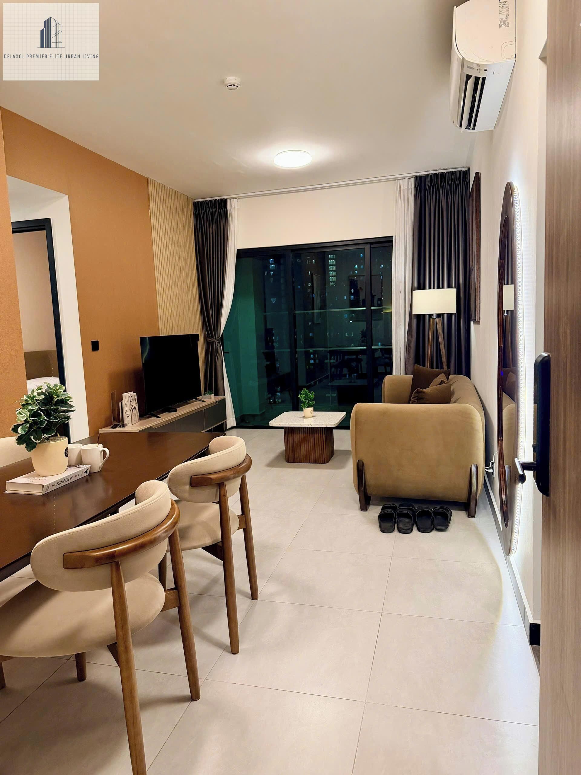 Căn hộ Deluxe, 3 phòng ngủ, không hút thuốc, quang cảnh thành phố | Khu phòng khách | TV màn hình phẳng 24-inch có truyền hình cáp 