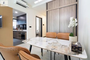 Luxury-Apartment, 2 Schlafzimmer, Nichtraucher, Stadtblick | Hochwertige Bettwaren, Schreibtisch, Verdunkelungsvorhänge