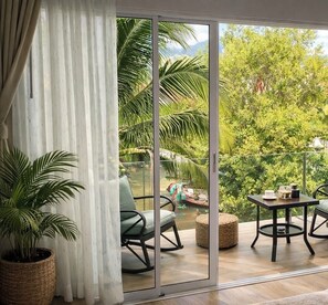 Suite, microonde, vista canale | Una cassaforte in camera, una scrivania, postazione laptop