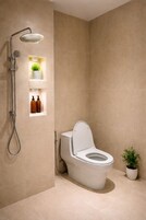 Un bagno moderno con doccia, servizi igienici ed scaffali a incasso con articoli da toilette.