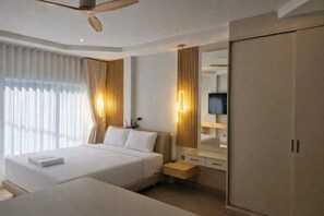 Superior-Suite, 1 King-Bett, Mikrowelle | Zimmersafe, Schreibtisch, laptopgeeigneter Arbeitsplatz