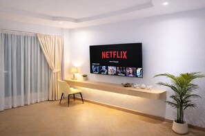 In-room safe, desk, laptop workspace, free WiFi - The Escape Kamala (Kamala)