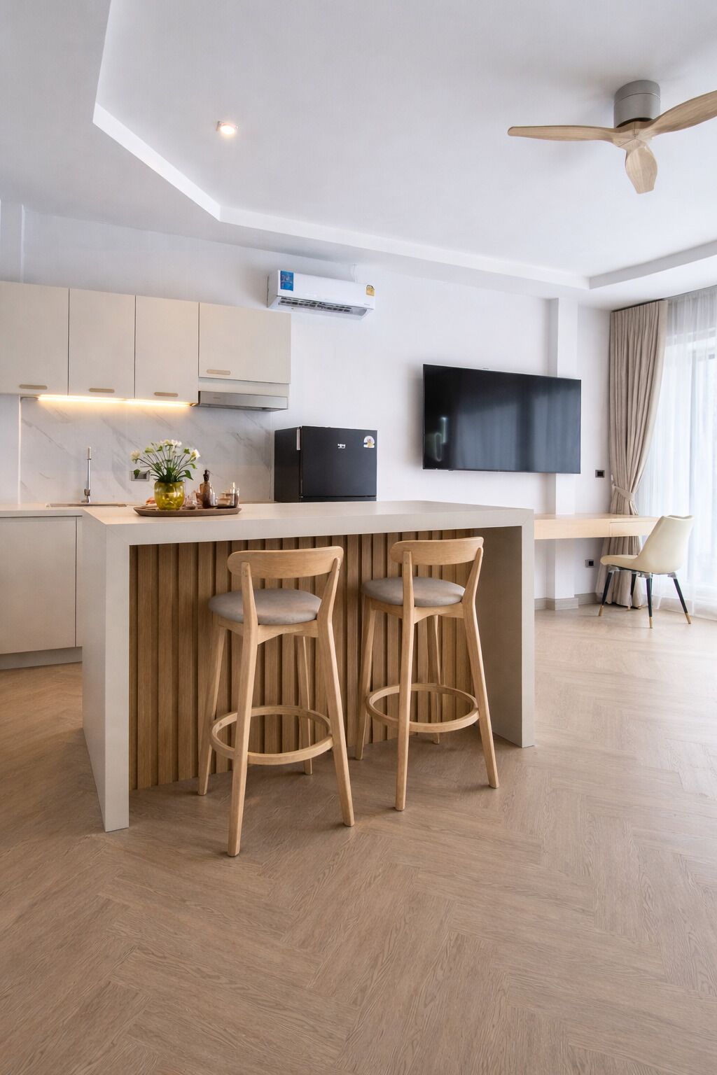 Suite superior, 1 cama de matrimonio grande, microondas | Caja fuerte, escritorio, espacio para trabajar con un portátil