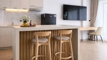 Suite superior, 1 cama de matrimonio grande, microondas | Caja fuerte, escritorio, espacio para trabajar con un portátil
