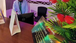 Ein Hotelrezeptionstresen mit einem Schild, das "Hotel Grand Shah Kamal" zeigt.