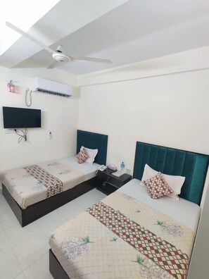 Bathtub, free toiletries, towels, soap - Hotel Grand Shah Kamal Sylhet  (Sylhet)