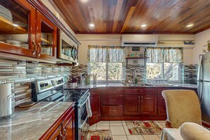 Fridge, microwave, oven, stovetop - Family-friendly suite with beach access, Netflix, balcony & pool (San Pedro)
