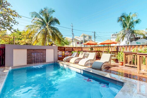 Family-friendly suite with beach access, Netflix, balcony & pool
