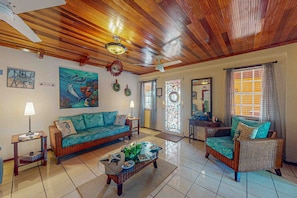 TV - Family-friendly suite with beach access, Netflix, balcony & pool (San Pedro)
