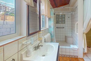 Hair dryer, towels - Family-friendly suite with beach access, Netflix, balcony & pool (San Pedro)