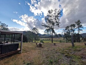 Property grounds - Cosy Quiet Retreat and Stunning Valley Views (Broke)