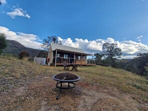 Outdoor dining - Cosy Quiet Retreat and Stunning Valley Views (Broke)