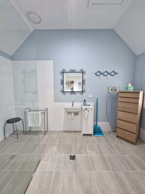 Bathroom - Cosy Quiet Retreat and Stunning Valley Views (Broke)