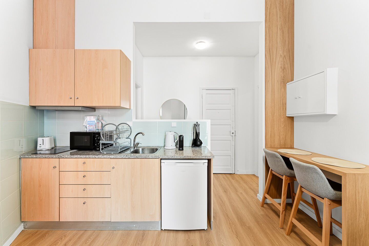 Frigorífico, microondas, cafetera o tetera y tostadora