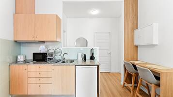 Frigorífico, microondas, cafetera o tetera y tostadora