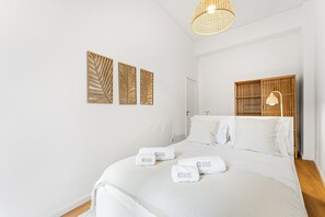 Escritorio, tabla de planchar con plancha, Internet y ropa de cama