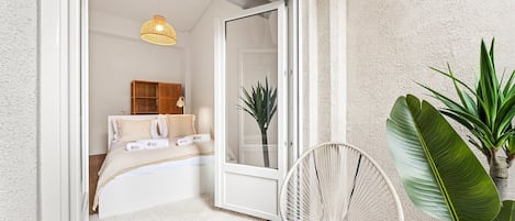 Desk, iron/ironing board, Internet, bed sheets