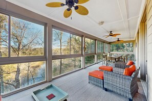 Interior - Riverfront cabin with 4 bed/3.5 bath- hot tub, pool, firepit, views & Central AC (Ellijay)