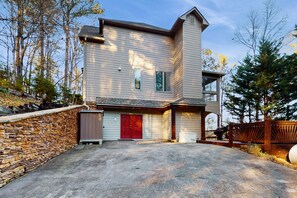 Exterior - Riverfront cabin with 4 bed/3.5 bath- hot tub, pool, firepit, views & Central AC (Ellijay)