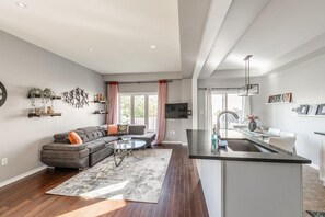 Room - Unique Townhome With Hot Tub By Simply Comfort (Hamilton)