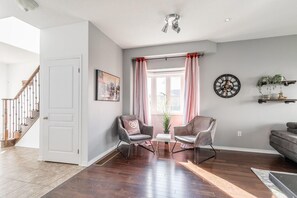 Room - Unique Townhome With Hot Tub By Simply Comfort (Hamilton)