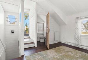 Interior - 3-bedroom cottage in Harpswell with waterfront access to ash cove (Harpswell)