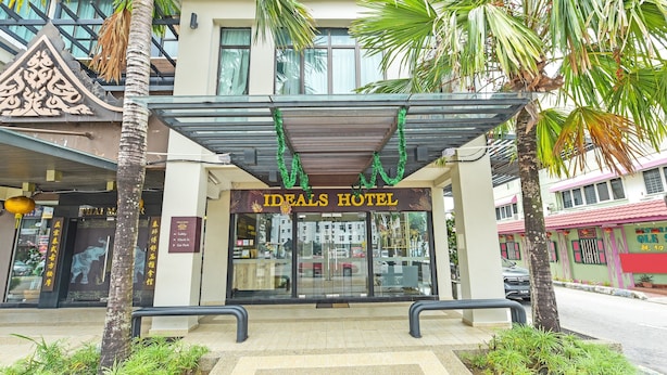 The entrance of the Ideals Hotel with a covered walkway and palm trees. - Townhouse Oak Melaka Near Dataran Pahlawan (Malacca City)