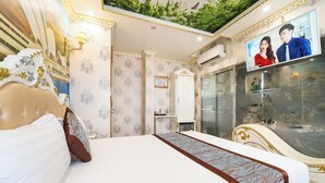 A hotel room with a large bed, a television, and a decorative ceiling. - Townhouse District 10 Near Children Hospital 1 (Ho Chi Minh Municipality)