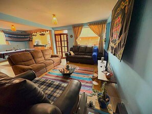 Smart-TV, Kamin, Bücher