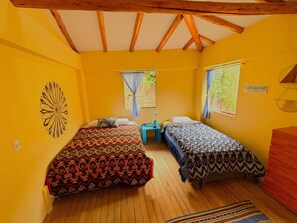 1 slaapkamer, een bureau, internet