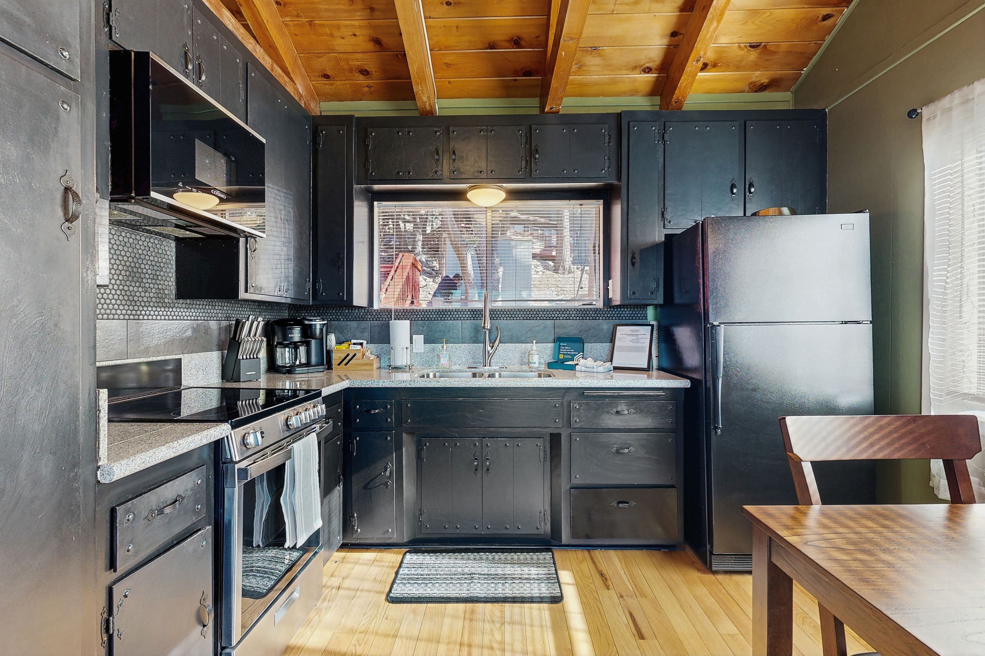 Réfrigérateur, four à micro-ondes, un four, surface de cuisson