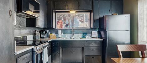 Réfrigérateur, micro-ondes, four, plaque de cuisson