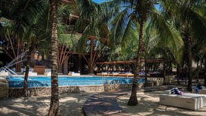 Un espace piscine avec des chaises longues et une terrasse en bois.