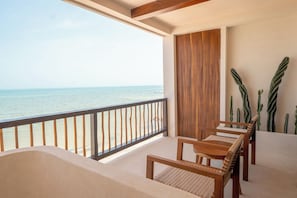 A balcony with a view of the sea, wooden furniture, and cacti. - Hotel Boutique Casa Muuch Holbox - Solo Adultos (Isla Holbox)