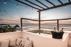 A balcony with a view of the beach, a hot tub, and a bucket of champagne. - Hotel Boutique Casa Muuch Holbox - Solo Adultos (Isla Holbox)