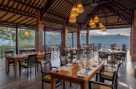 Restaurant. Tapa Agung View Hotel & Restaurant