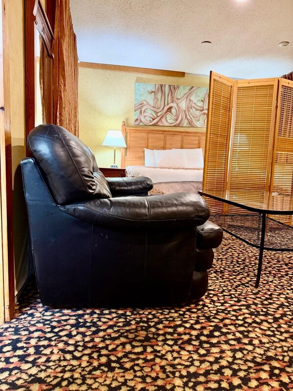 Luxury Suite | Living area - Rocky Mountain Lodge & Suites (Renfrew)