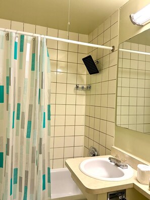 Hiustenkuivaaja, pyyhkeet, vessapaperi