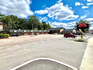 Exterior - Rocky Mountain Lodge & Suites (Renfrew)