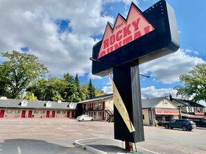 Exterior - Rocky Mountain Lodge & Suites (Renfrew)